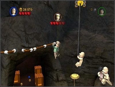 Idź Indim w głąb lokacji i wskocz na występ skalny po prawej stronie - Chapter 6 - Opening the Ark (cz.2) - Poszukiwacze Zaginionej Arki - LEGO Indiana Jones: The Original Adventures - poradnik do gry