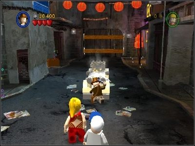 Zobaczysz, jak otwierają się drzwi do garażu i wyskakuje z nich kilku przeciwników - Chapter 1 - Shanghai Showdown (cz.2) - Świątynia Zagłady - LEGO Indiana Jones: The Original Adventures - poradnik do gry