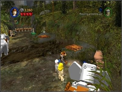 Wykop błyszczący przedmiot znajdujący się po prawej stronie kałuży błota - Chapter 2 - Pankot Secrets (cz.1) - Świątynia Zagłady - LEGO Indiana Jones: The Original Adventures - poradnik do gry