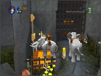 Wjedź na górę, używając słonia (dzięki czemu od razu zabijesz wszystkie węże i pająki) i stań nim na dużym, pomarańczowym prostokącie - Chapter 2 - Pankot Secrets (cz.2) - Świątynia Zagłady - LEGO Indiana Jones: The Original Adventures - poradnik do gry