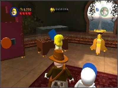 W pokoju pokonaj kolejnych strażników i - używając krzyku Willie - rozbij szybę chroniącą niebieską książkę - Chapter 2 - Pankot Secrets (cz.2) - Świątynia Zagłady - LEGO Indiana Jones: The Original Adventures - poradnik do gry