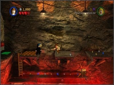 Przeskocz na drugą stronę i używając bata, weź przedmiot, który uprzednio położyłeś na zielonym podeście - Chapter 4 - Free the Slaves (cz.2) - Świątynia Zagłady - LEGO Indiana Jones: The Original Adventures - poradnik do gry