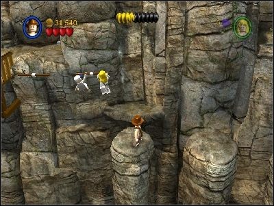 Przesuwaj się cały czas w prawo - najpierw po belkach, potem po filarach - Chapter 6 - Battle on the Bridge (cz.2) - Świątynia Zagłady - LEGO Indiana Jones: The Original Adventures - poradnik do gry