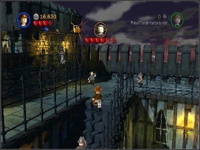 Pokonaj przeciwników i zaatakuj kobietę z kluczem u pasa - Chapter 2 - Castle Rescue (cz.2) - Ostatnia Krucjata - LEGO Indiana Jones: The Original Adventures - poradnik do gry