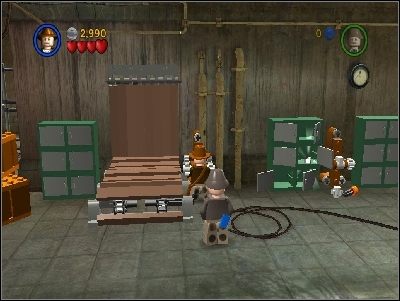 Drugą skrzynię znajdziesz, przekładając dźwignię przy taśmociągu - Chapter 3 - Motorcycle Escape (cz.1) - Ostatnia Krucjata - LEGO Indiana Jones: The Original Adventures - poradnik do gry