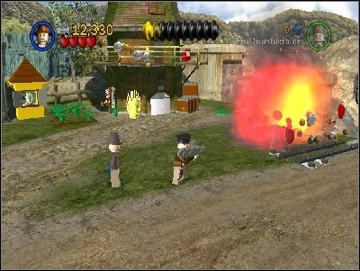 Idź z wyrzutnią do końca w prawo i strzel z niej w anteny - Chapter 3 - Motorcycle Escape (cz.2) - Ostatnia Krucjata - LEGO Indiana Jones: The Original Adventures - poradnik do gry