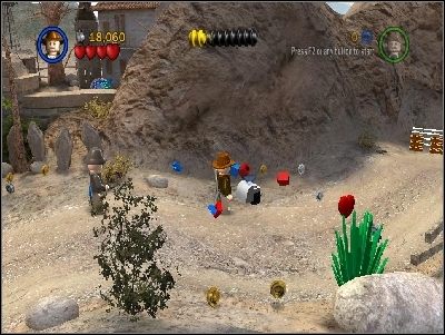 Teraz musisz zniszczyć trzy traktory i części po nich zebrać we wskazanym miejscu przy domku - Chapter 4 - Trouble in the Sky (cz.1) - Ostatnia Krucjata - LEGO Indiana Jones: The Original Adventures - poradnik do gry