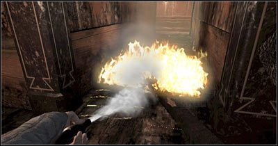 Gaśnica nie jest Ci już potrzebna, tak więc przedmiot ten należy upuścić (domyślnie klawiszem Q) - Scena 3 - Schody pożarowe (cz.2) | Epizod 1 Alone in the Dark - Alone in the Dark - poradnik do gry