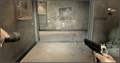 Po dotarciu na miejsce zbliż się do kraty, a gra wyświetli ciekawy filmik przerywnikowy (screen) - Scena 2 - Zwiedzający muzeum (cz.1) | Epizod 5 Alone in the Dark - Alone in the Dark - poradnik do gry