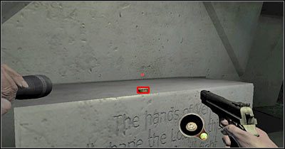 Zapal latarkę i upewnij się, że w drugiej dłoni trzymasz soczewkę - Scena 1 - Pokój 943 | Epizod 6 Alone in the Dark - Alone in the Dark - poradnik do gry