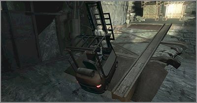 Skieruj się do lewej szafki, z której koniecznie musisz zabrać wybuchową butelkę (screen) - Scena 2 - Starożytna ścieżka | Epizod 6 Alone in the Dark - Alone in the Dark - poradnik do gry