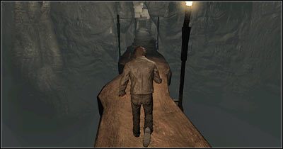 Na początek podnieś pochodnię i użyj jej do podpalenia znajdującej się w centralnej części pomieszczenia drewnianej konstrukcji - Scena 2 - Odnajdź Klucz (cz.2) | Epizod 8 Alone in the Dark - Alone in the Dark - poradnik do gry