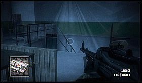 Po obejrzeniu cut-scenki wyjdź tą samą drogą, którą wszedłeś i - korzystając z osłony resztek budynku - wybij atakujących Cię żołnierzy - Crash and Grab (cz.2) | Kampania | Battlefield Bad Company - Battlefield: Bad Company - poradnik do gry