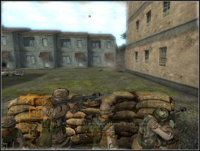 Teraz udaj się na róg budynku i rzuć granat dymny (klawisz 3) we wskazane miejsce - Misja treningowa 3 | Trening w Full Spectrum Warrior - Full Spectrum Warrior - poradnik do gry