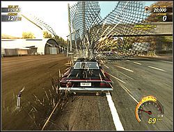 Na dobry początek skasuj trochę siatki po lewej - zapewnisz sobie nitro, dzięki któremu obijesz wozy przeciwnikom z przodu - [Tryb Carnage] Wyzwania cz. 5 | FlatOut Apokalipsa - FlatOut: Apokalipsa - poradnik do gry