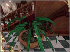 Po wciśnięciu przycisku po prawej z lewej strony prowadzących na piętro schodów (w usytuowaniu twarzą do nich) otwiera się skrytka - Poradnik do gry - [Opis przejścia] Część pierwsza (1) - Sherlock Holmes: Tajemnica Mumii - poradnik do gry