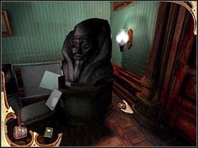 Pod wyściełanym gustownym stołeczkiem umieszczonym w prawym rogu pomieszczenia lokalizuje spinkę do krawata - [Opis przejścia] Część pierwsza (2) | Sherlock Holmes Tajemnica Mumii - Sherlock Holmes: Tajemnica Mumii - poradnik do gry