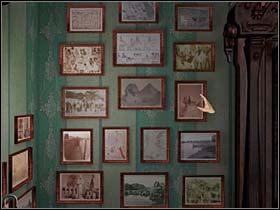 Tam pod drzwiami naprzeciwko tych, którymi wszedł, znajduje kawałek bandaża - [Opis przejścia] Część pierwsza (3) | Sherlock Holmes Tajemnica Mumii - Sherlock Holmes: Tajemnica Mumii - poradnik do gry