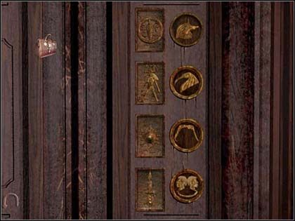 Ponownie kieruje się w stronę fotografii i bada usytuowane na lewo od nich drzwi, opatrzone jakimś mechanizmem - [Opis przejścia] Część pierwsza (3) | Sherlock Holmes Tajemnica Mumii - Sherlock Holmes: Tajemnica Mumii - poradnik do gry