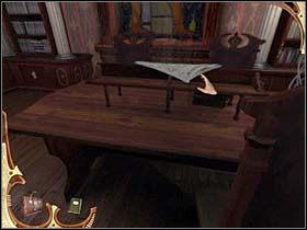 Detektyw obraca się w prawo i zza kolumny (przy regale w rogu pokoju) wyciąga granatową książkę (historyczną ) - [Opis przejścia] Część druga (1) | Sherlock Holmes Tajemnica Mumii - Sherlock Holmes: Tajemnica Mumii - poradnik do gry