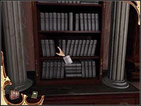 Regał z bordowymi książkami znajduje się na dole (drugi od drzwi), zatem Sherlock po schodach wraca na parter biblioteki i odstawia bordową książkę na miejsce (druga półka od dołu, po prawej), zabierając nie pasującą jasnoszarą książkę o filozofii - [Opis przejścia] Część druga (1) | Sherlock Holmes Tajemnica Mumii - Sherlock Holmes: Tajemnica Mumii - poradnik do gry