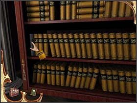Teraz ponownie wspina się po schodach i stawia czarną książkę na regale usytuowanym na wprost szczytu schodów (druga półka od dołu, po prawej), zabierając nie pasującą tam jasnobrązową (czy też ciemnożółtą) książkę naukową - [Opis przejścia] Część druga (1) | Sherlock Holmes Tajemnica Mumii - Sherlock Holmes: Tajemnica Mumii - poradnik do gry