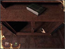 W salonie znajduje się także imponująca głowa lwa, w charakterze wiszącego nad kominkiem (na ścianie na wprost drzwi) trofeum myśliwskiego oraz zamknięta szafka (w rogu, po lewej) - [Opis przejścia] Część druga (2) | Sherlock Holmes Tajemnica Mumii - Sherlock Holmes: Tajemnica Mumii - poradnik do gry