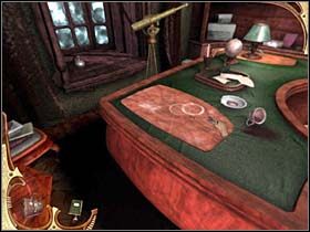 Przechodzi w stronę stojącego pod oknem biurka i odmyka widoczną na jego blacie klapę - [Opis przejścia] Część druga (2) | Sherlock Holmes Tajemnica Mumii - Sherlock Holmes: Tajemnica Mumii - poradnik do gry