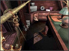 Wreszcie detektyw podchodzi do okna i wyjrzawszy przez nie, widzi zbiegającą z dachu postać - [Opis przejścia] Część druga (3) | Sherlock Holmes Tajemnica Mumii - Sherlock Holmes: Tajemnica Mumii - poradnik do gry