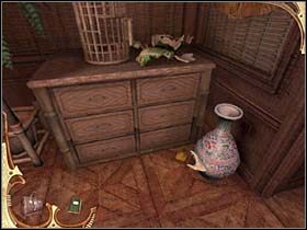 Nią, dostrzegłszy coś przyczepionego do wentylatora zainstalowanego na suficie sypialni, niechcący uruchamia go, w efekcie czego zostaje rozbita ozdobna waza, stojąca na komodzie przy drzwiach - [Opis przejścia] Część druga (4) | Sherlock Holmes Tajemnica Mumii - Sherlock Holmes: Tajemnica Mumii - poradnik do gry