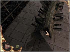 Odwraca się i ze stojaka zabiera pustą butelkę (po prawej) - [Opis przejścia] Część trzecia (1) | Sherlock Holmes Tajemnica Mumii - Sherlock Holmes: Tajemnica Mumii - poradnik do gry