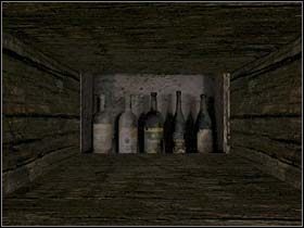 Wreszcie podchodzi do pierwszego rzędu półek po lewej i opróżnia z pięciu butelek całą drugą półkę od góry, znajdując wśród nich butelkę likieru i butelkę z resztką ginu - [Opis przejścia] Część trzecia (1) | Sherlock Holmes Tajemnica Mumii - Sherlock Holmes: Tajemnica Mumii - poradnik do gry