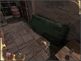 Zwraca też uwagę na leżący na ziemi materac (na lewo od stołu) - [Opis przejścia] Część trzecia (2) | Sherlock Holmes Tajemnica Mumii - Sherlock Holmes: Tajemnica Mumii - poradnik do gry