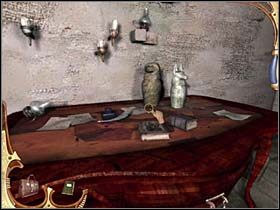 Na trzecim z ciągnących się wzdłuż ściany blatów nie znajduje nic interesującego, natomiast spod zamkniętych drzwi (na lewo od owego blatu) zbiera garść rozsypanego piasku - [Opis przejścia] Część trzecia (3) | Sherlock Holmes Tajemnica Mumii - Sherlock Holmes: Tajemnica Mumii - poradnik do gry