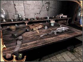 Teraz detektyw kieruje się ku stojącym przy kolejnej ścianie regałom (po prawej) - [Opis przejścia] Część trzecia (3) | Sherlock Holmes Tajemnica Mumii - Sherlock Holmes: Tajemnica Mumii - poradnik do gry