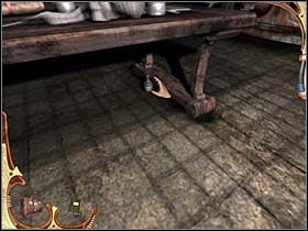 Wreszcie zagląda pod stół (kliknij kursor tuż przy stole) i zabiera spod niego szklany zbiorniczek z olejem (po prawej) - [Opis przejścia] Część trzecia (3) | Sherlock Holmes Tajemnica Mumii - Sherlock Holmes: Tajemnica Mumii - poradnik do gry