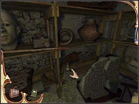 To coś w rodzaju magazynu lorda, w którym na półkach leżą wymagające odrestaurowania cenne przedmioty, a na posadzce stoi pięć wysmukłych waz - [Opis przejścia] Część trzecia (4) | Sherlock Holmes Tajemnica Mumii - Sherlock Holmes: Tajemnica Mumii - poradnik do gry