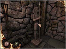 W pracowni kieruje się ku drzwiom na wprost (tym, spod których zbierał piasek) i tym razem bez trudu otwiera je, dostając się do kolejnej, dość tajemniczej sali z (jak się za chwilę okaże) obrotową podłogą (polecam zapisać stan gry) - [Opis przejścia] Część trzecia (5) | Sherlock Holmes Tajemnica Mumii - Sherlock Holmes: Tajemnica Mumii - poradnik do gry