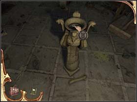 A zatem Holmes spod drzwi z tablicą wędruje w stronę drzwi wejściowych (na szczęście normalnie, wystarczy kliknąć na wprost, by dotrzeć tam w dwu ruchach) - [Opis przejścia] Część trzecia (6) | Sherlock Holmes Tajemnica Mumii - Sherlock Holmes: Tajemnica Mumii - poradnik do gry