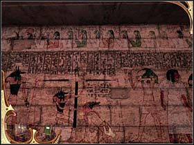 Bada piasek na podłodze (w centrum pomieszczenia), zauważa też drzwi pokryte hieroglifami (naprzeciwko), które zapewne trzeba otworzyć w kolejny przemyślny sposób - [Opis przejścia] Część trzecia (6) | Sherlock Holmes Tajemnica Mumii - Sherlock Holmes: Tajemnica Mumii - poradnik do gry