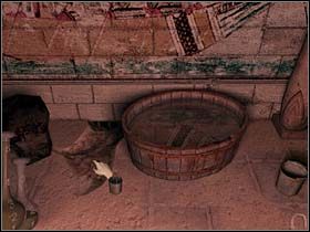 Holmes podchodzi więc do wiader i bierze najpierw mniejsze (trzylitrowe) - [Opis przejścia] Część trzecia (6) | Sherlock Holmes Tajemnica Mumii - Sherlock Holmes: Tajemnica Mumii - poradnik do gry