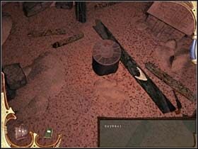 Spogląda na wystające spod piasku nogi Parkeya (temu już na pewno nic nie pomoże) i podnosi stojącą przy nich czerwoną (ewidentnie damską) torebkę - [Opis przejścia] Część czwarta (1) | Sherlock Holmes Tajemnica Mumii - Sherlock Holmes: Tajemnica Mumii - poradnik do gry