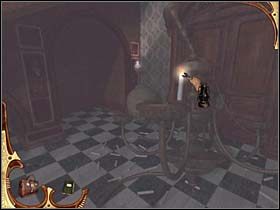 Wówczas okazuje się, że mur jest przechodni i że wiodą stamtąd schody (nie widać ich), którymi Holmes (kliknij mur) dostaje się do holu rezydencji - [Opis przejścia] Część czwarta (2) | Sherlock Holmes Tajemnica Mumii - Sherlock Holmes: Tajemnica Mumii - poradnik do gry