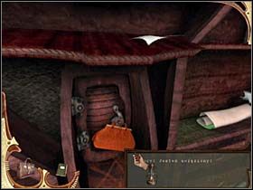 Holmes podchodzi do pamiętnych drzwi (po prawej) wiodących do biblioteki, bowiem męski głos dobiega właśnie zza nich - [Opis przejścia] Część czwarta (5) | Sherlock Holmes Tajemnica Mumii - Sherlock Holmes: Tajemnica Mumii - poradnik do gry