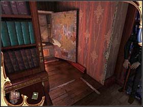 Następnie maszeruje dalej wzdłuż balustrady, aż dociera na drugi koniec antresoli i obróciwszy się w prawo, na pierwszym z brzegu regale wpycha głębiej granatową książkę, wystającą spomiędzy turkusowych - [Opis przejścia] Część piąta (1) | Sherlock Holmes Tajemnica Mumii - Sherlock Holmes: Tajemnica Mumii - poradnik do gry