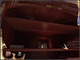 Tam zabiera opartą o nie drabinę i ustawia ją w przeciwległym (po przekątnej) rogu pomieszczenia, pomiędzy dwoma regałami z bordowymi książkami - [Opis przejścia] Część piąta (1) | Sherlock Holmes Tajemnica Mumii - Sherlock Holmes: Tajemnica Mumii - poradnik do gry