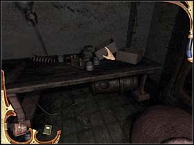 Podchodzi do otwartego przejścia (z lewej) i po drabinie dostaje się do piwnicy - [Opis przejścia] Część piąta (4) | Sherlock Holmes Tajemnica Mumii - Sherlock Holmes: Tajemnica Mumii - poradnik do gry