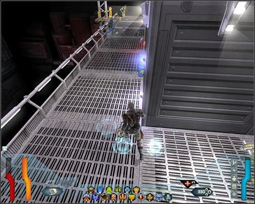 Po znalezieniu się na dolnym poziomie zniszcz najbliższe skrzynie i pozbądź się niewielkiej grupki botów - Transit Center - Questy (cz.1) | Poziom 23 w Space Siege - Space Siege - poradnik do gry