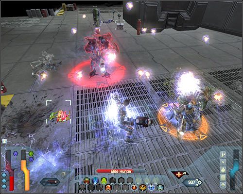 Po zabezpieczeniu okolicy skieruj się do środkowej windy, zlokalizowanej niedaleko ciała kolonisty (białe 3 na mapie) - Shuttle Bay - Questy (cz.2) | Poziom 25 w Space Siege - Space Siege - poradnik do gry