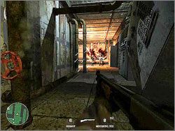 Podczas kilku misji rozgrywających się w fabryce często pojawia się okazja odkręcenia czerwonych zaworów, co powoduje, że przeciwnicy skończą marnie, poparzeni strumieniem gorącej pary bądź płomieniem gazu nagle buchającym z jakiejś rury - Garść porad | Code of Honor 2 Łańcuch Krytyczny - Code of Honor 2: Łańcuch Krytyczny - poradnik do gry